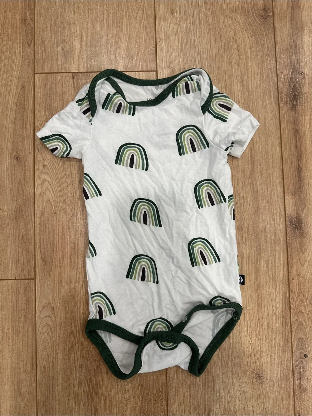 Kyte BABY White Onesie with Green Rainbow Print
